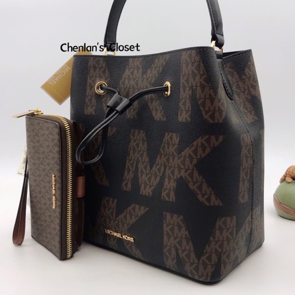 Michael Kors Handbags - NWT Michael Kors Suri Bucket Bag Set